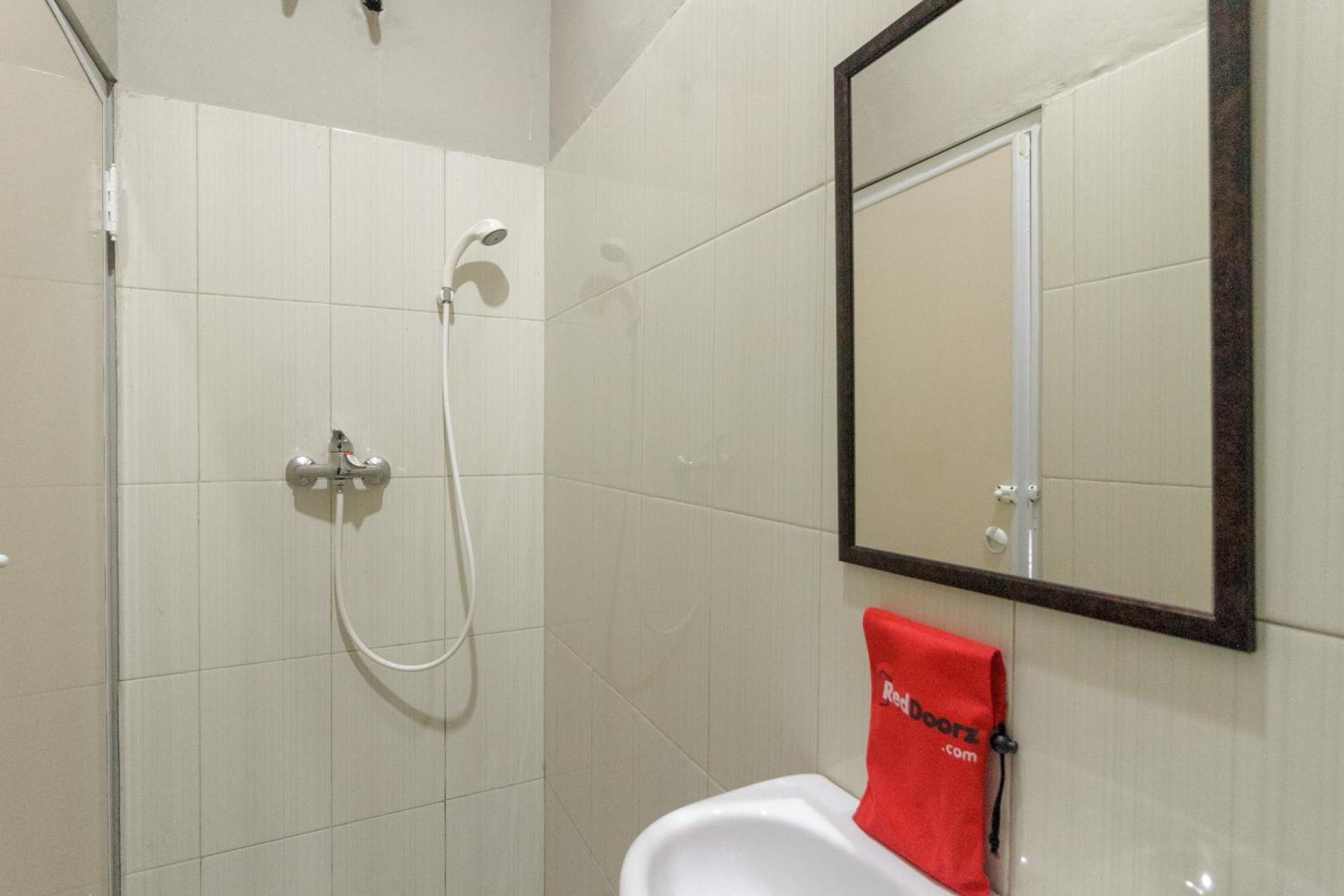 Reddoorz Near Puri Indah Mall Jakarta Exterior photo