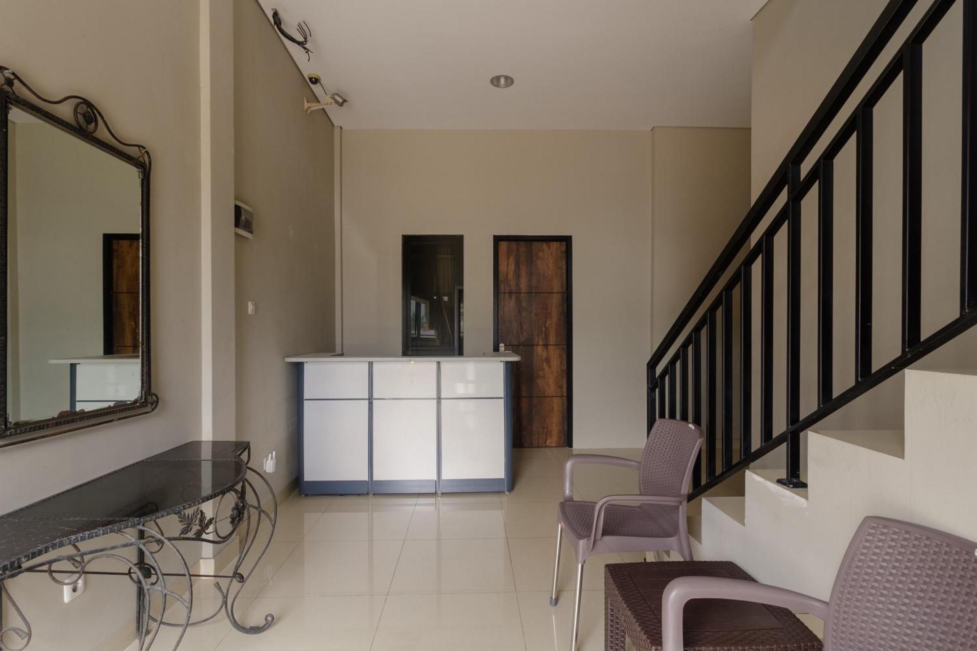 Reddoorz Near Puri Indah Mall Jakarta Exterior photo