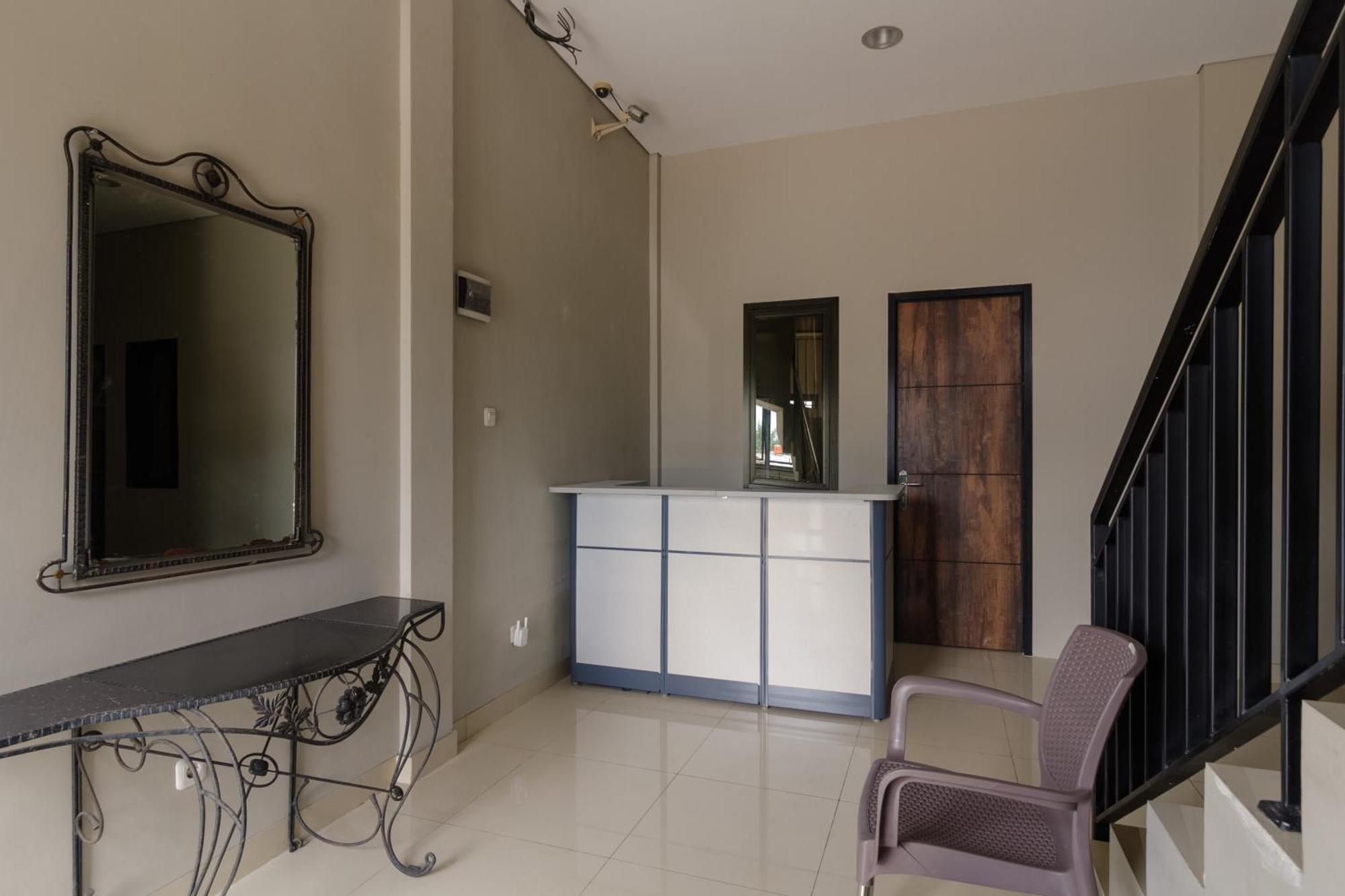 Reddoorz Near Puri Indah Mall Jakarta Exterior photo